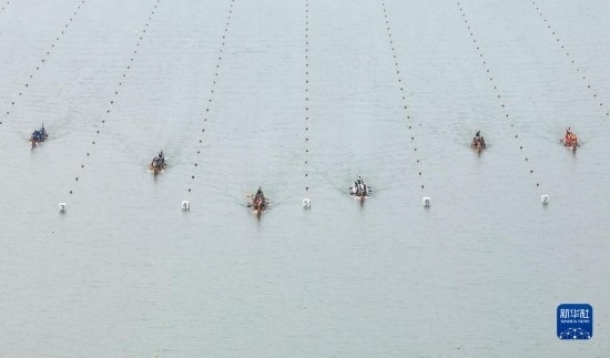 6月23日，在江蘇省泰州市水上運動訓練基地，人們參加龍舟比賽（無人機照片）。