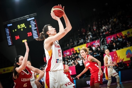 中國女籃隊員韓旭籃下進(jìn)攻。圖片來源：國際籃聯(lián)