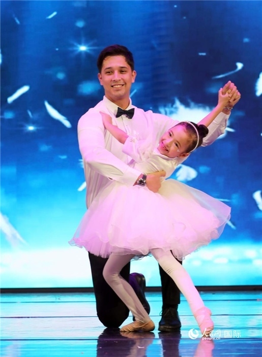 父女共舞“愛的華爾茲”。人民網(wǎng)記者 管克江攝