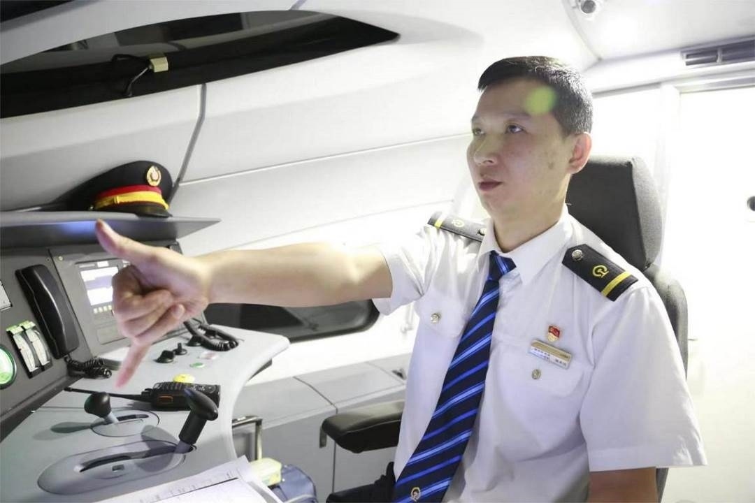 陳承儀駕駛動(dòng)車組列車執(zhí)行標(biāo)準(zhǔn)作業(yè)。陳巍攝