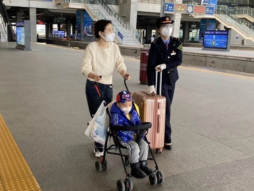 鄭海珠在站臺(tái)上引導(dǎo)旅客乘車。南昌鐵路供圖