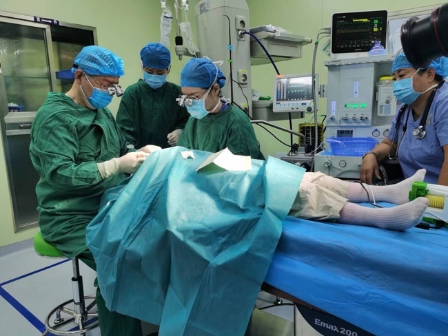 5歲的丹增貴吉正接受雙眼斜視矯正手術(shù)。人民網(wǎng)記者 李棟攝