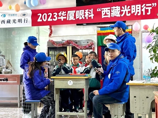 華廈眼科醫(yī)務(wù)人員對當(dāng)?shù)厣倌陜和M行近視、弱視、斜視篩查。人民網(wǎng)記者 李棟攝