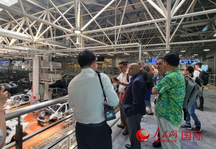 外媒記者在廣汽埃安車間參觀。人民網(wǎng) 寧玉瑛攝