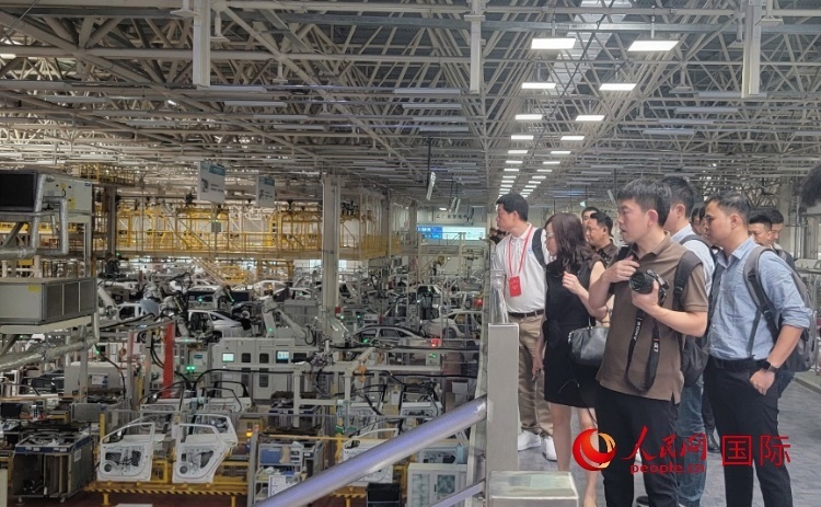 外媒記者在廣汽埃安車間參觀。人民網(wǎng) 寧玉瑛攝