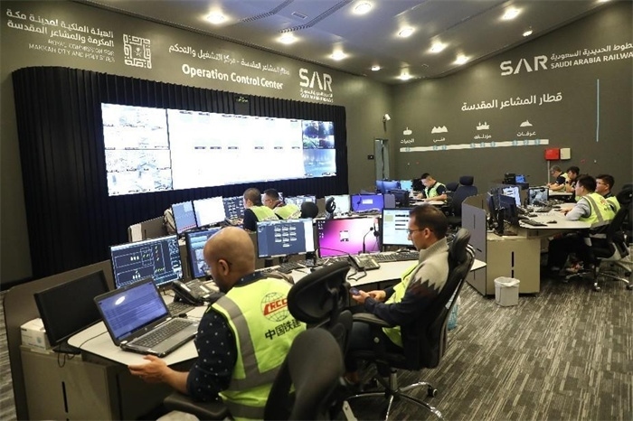 中外工作人員在控制室工作。中國鐵建供圖