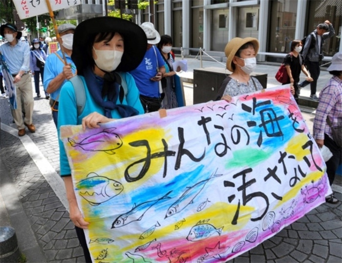 2023年6月20日，日本民眾在福島縣政府周圍舉行抗議活動，強烈反對核污水排海計劃，呼吁保護漁業(yè)資源。圖片來源：《朝日新聞》