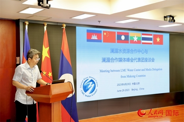 由瀾湄六國(guó)有關(guān)部門及主流媒體等組成的采訪團(tuán)與中方代表在瀾湄水資源合作中心舉行座談會(huì)。水利部國(guó)際合作與科技司副司長(zhǎng)、一級(jí)巡視員、瀾湄水資源合作聯(lián)合工作組中方組長(zhǎng)李戈發(fā)表講話。（人民網(wǎng) 李世奇攝）