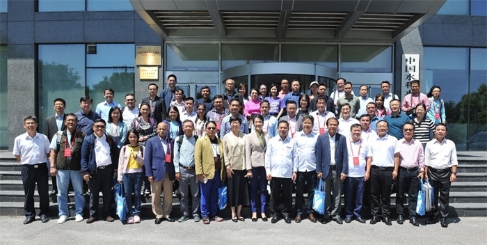 由瀾湄六國(guó)有關(guān)部門及主流媒體等組成的采訪團(tuán)與中方代表在瀾湄水資源合作中心門口合影。（瀾湄水資源合作中心供圖）