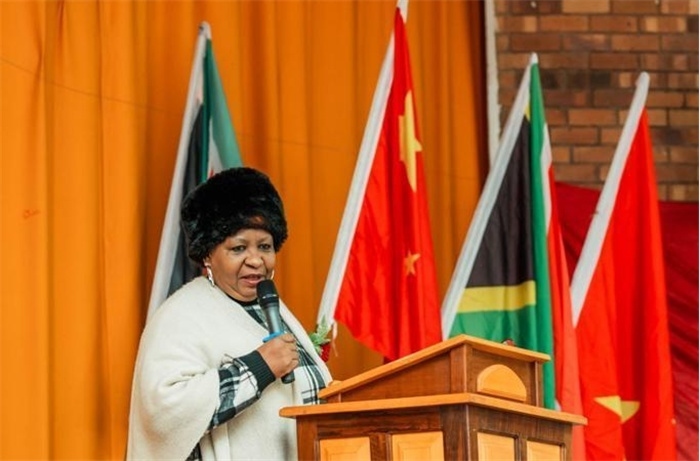 Magdeline Mokwena女士致辭。（圖片來(lái)源：廣西大錳南非PMG礦業(yè)有限公司）