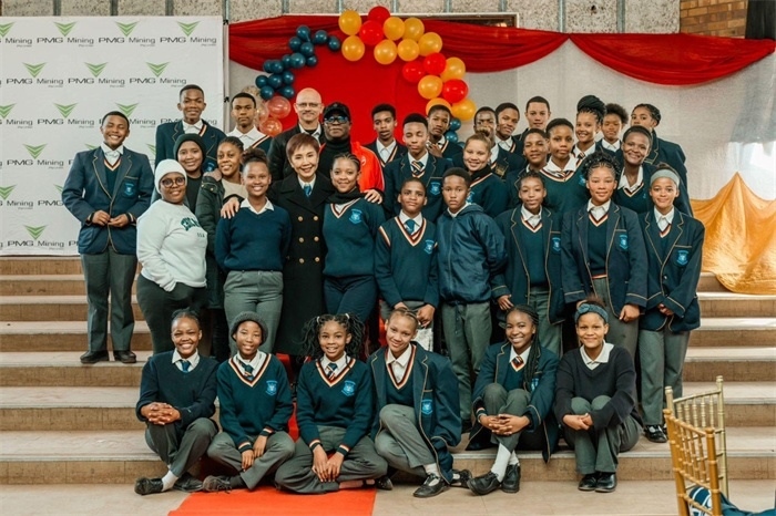 Blinkklip高中的學(xué)生們。（圖片來(lái)源：廣西大錳南非PMG礦業(yè)有限公司）