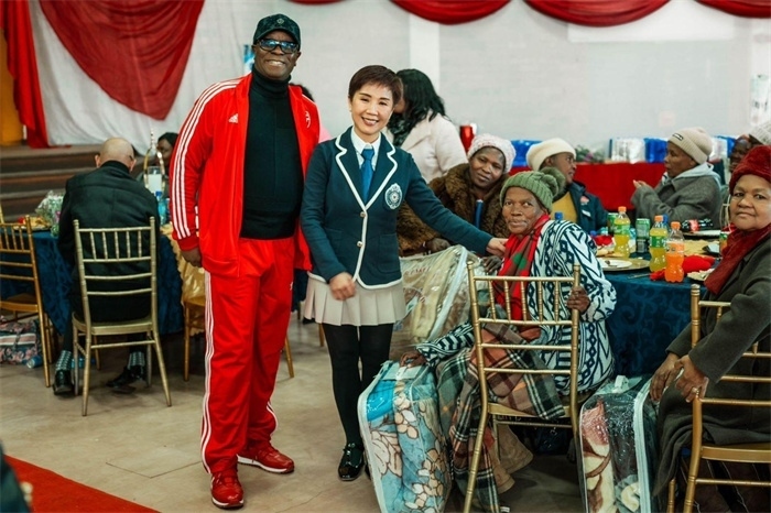 Micheal Mohala中將、黃琳與社區(qū)老人合影。（圖片來(lái)源：廣西大錳南非PMG礦業(yè)有限公司）