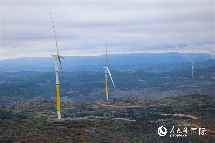 位于云南省曲靖市富源縣的富源西風(fēng)電基地。（人民網(wǎng) 李發(fā)興攝）
