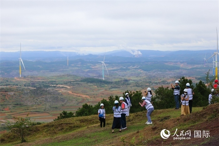瀾湄記者團(tuán)在富源西風(fēng)電基地拍照“打卡”。（人民網(wǎng) 李發(fā)興攝）