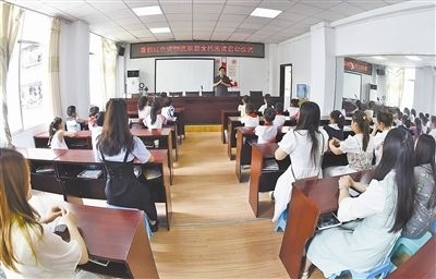  圖②：法院干警向參加活動的學(xué)生和家長講解暑假安全教育知識。