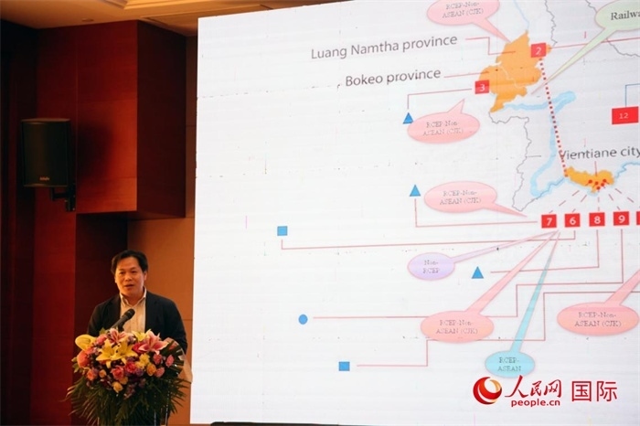 老撾計劃與投資部發(fā)展研究院院長史提羅斯·拉斯福尼在活動現(xiàn)場發(fā)言。人民網(wǎng)記者楊一攝
