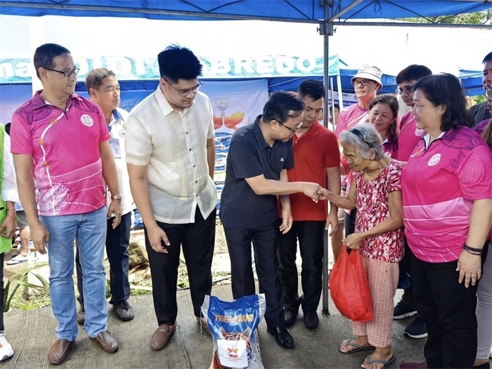 中國駐菲律賓大使館向部分馬榮火山受災(zāi)家庭分發(fā)賑災(zāi)物資。中國駐菲律賓大使館供圖