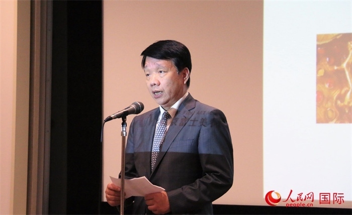 中國(guó)駐日本大使館文化處公使銜參贊致辭。（人民網(wǎng) 許可攝）