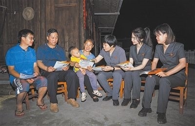 “法治屋場會”上，法院黨員志愿服務(wù)隊在給種植戶普及法律知識。