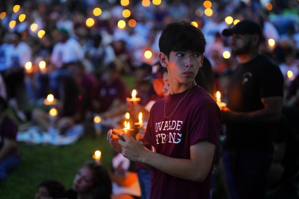 5月24日，在美國得克薩斯州小城尤瓦爾迪，人們參加守夜儀式悼念校園槍擊遇害者。當(dāng)日是美國尤瓦爾迪大規(guī)模校園槍擊事件一周年。新華社記者吳曉凌攝