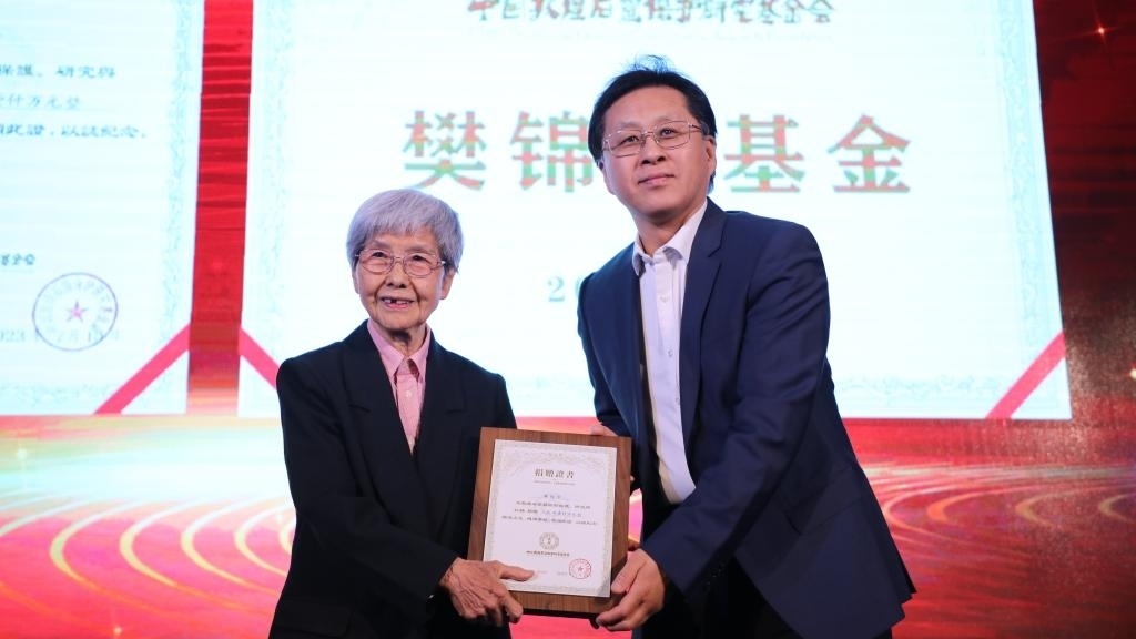 國(guó)家文物局黨組成員、副局長(zhǎng)解冰（右）為樊錦詩(shī)（左）頒發(fā)捐贈(zèng)證書(shū)。新華社記者張睿 攝