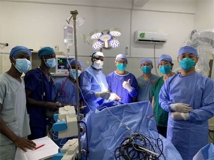 腦膿腫手術(shù)成功，全體參與手術(shù)的醫(yī)務(wù)工作者合影留念。中國(guó)第二十九批援幾內(nèi)亞醫(yī)療隊(duì)供圖
