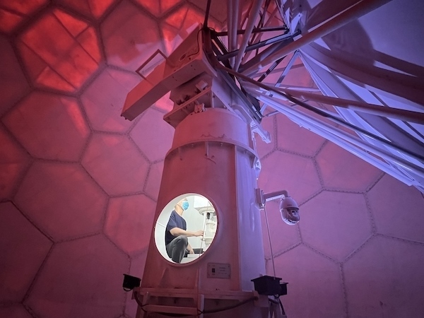 寧德國家天氣雷達(dá)站工作人員正在清洗雷達(dá)滑環(huán)。人民網(wǎng)高清揚(yáng)攝