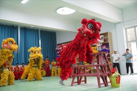 開課儀式現(xiàn)場，疏附縣第一中學(xué)舞獅隊(duì)的醒獅表演。