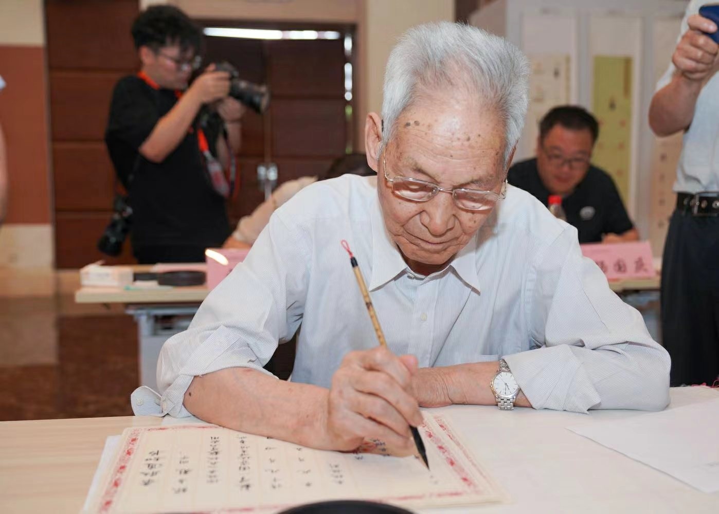 老教授們用毛筆書寫2023級新生錄取通知書。校方供圖