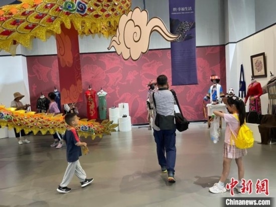 市民參觀展覽。祝歡 攝