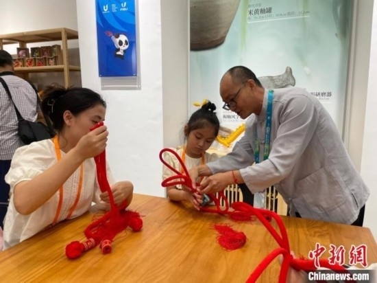 市民體驗制作吉祥如意結(jié)。祝歡 攝