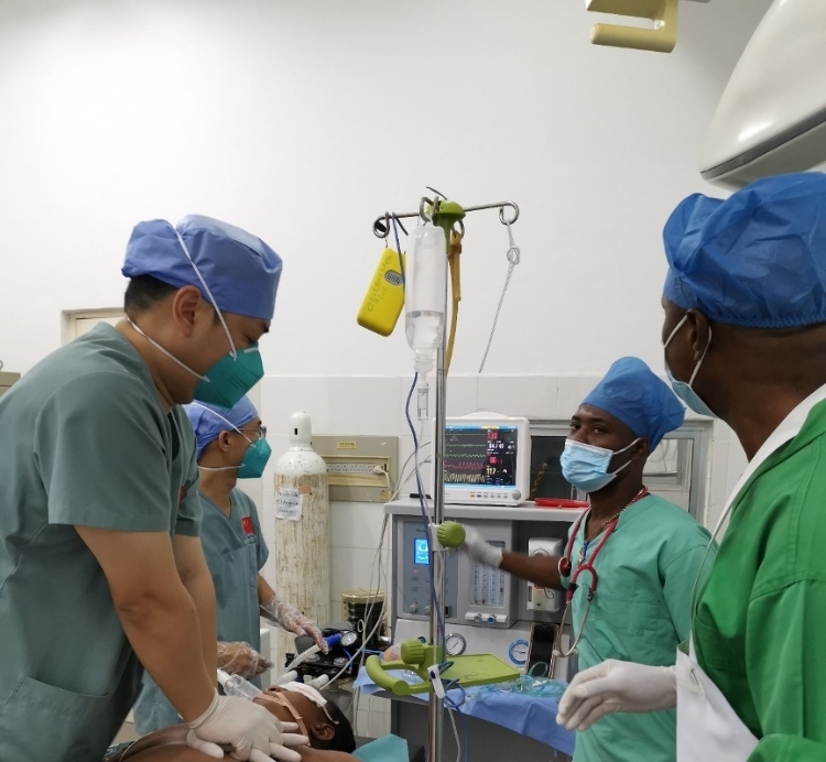 麻醉科李學(xué)斌醫(yī)生和手術(shù)室護(hù)士趙鈺進(jìn)行復(fù)蘇搶救。中國(guó)第二十九批援幾內(nèi)亞醫(yī)療隊(duì)供圖