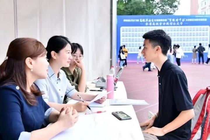 2023年5月7日，四川省2023屆高校畢業(yè)生專場(chǎng)招聘會(huì)暨“百校對(duì)千企”大型校企對(duì)接交流活動(dòng)在成都理工大學(xué)舉行。（四川省教育廳供圖）