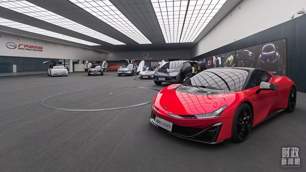 今年4月，習(xí)近平考察廣汽埃安新能源汽車股份有限公司，了解企業(yè)推動(dòng)制造業(yè)高端化、智能化、綠色化等情況。（總臺(tái)央視記者石丞拍攝）