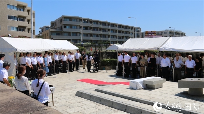 參加紀(jì)念活動者全體起立默禱。人民網(wǎng) 許可攝