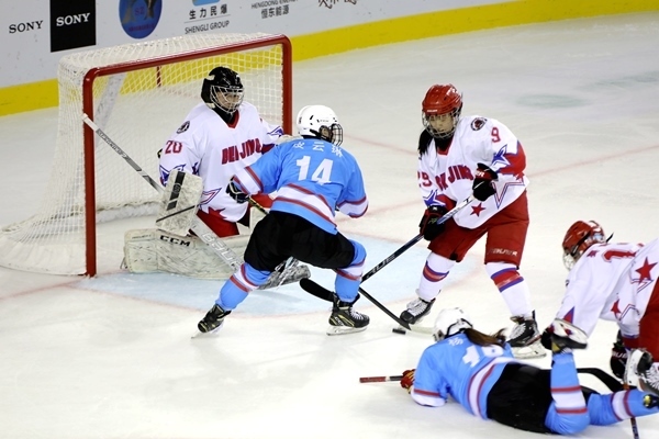 廣東隊(duì)球員與北京隊(duì)球員禁區(qū)混戰(zhàn)。人民網(wǎng)記者 胡雪蓉?cái)z