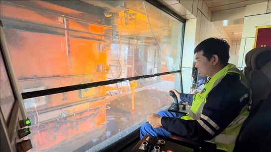 國家電投內(nèi)蒙古公司南露天煤礦裝車站司機(jī)石繼立的操縱下，一次性60噸的煤炭穩(wěn)穩(wěn)裝入車廂。人民網(wǎng) 金洪花攝