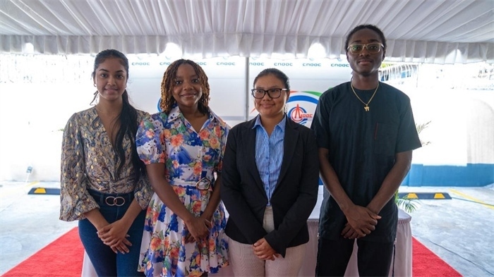 四名獲得中海油獎(jiǎng)學(xué)金的學(xué)生合影。中海油圭亞那有限公司供圖