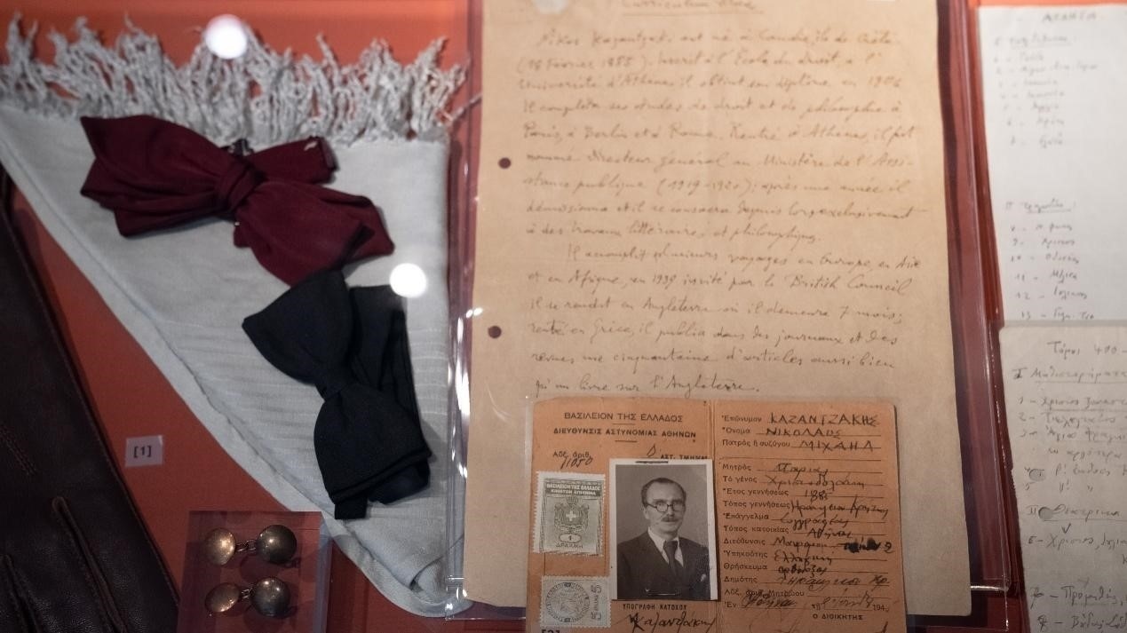 卡贊扎基斯的法語簡歷。人民網記者 葛泰佚攝