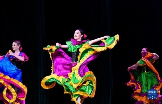 7月21日，哈薩克斯坦薩爾塔納國家舞蹈團的演員在演出。