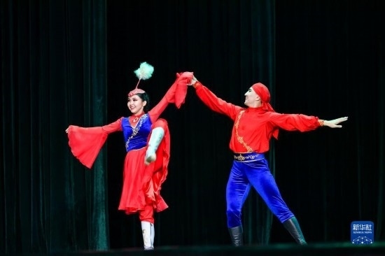 7月21日，哈薩克斯坦薩爾塔納國家舞蹈團的演員在演出。