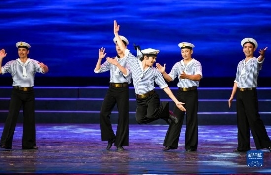 7月21日，哈薩克斯坦薩爾塔納國家舞蹈團的演員在演出。