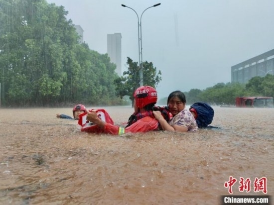 湖北咸寧暴雨引發(fā)內(nèi)澇， 消防營救民眾 朱燕林 攝