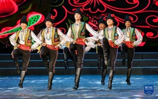 7月21日，哈薩克斯坦薩爾塔納國家舞蹈團的演員在演出。