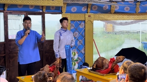 圖為草原蒙古包全羊宴。人民網(wǎng)記者 金洪花攝