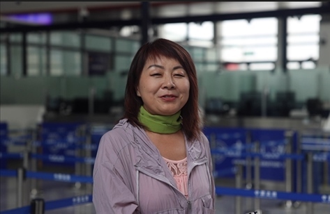 7月22日，曾經在老撾瑯勃拉邦工作過3年的加拿大華僑孫月玲乘坐中老鐵路國際旅客列車從中國出境。衛(wèi)海林 攝