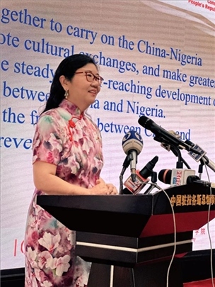 中國(guó)駐拉各斯總領(lǐng)館總領(lǐng)事嚴(yán)宇清致辭。駐拉各斯總領(lǐng)館供圖