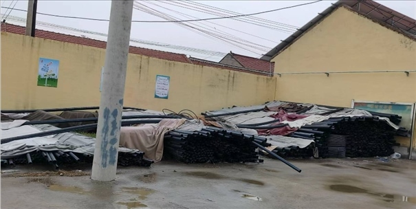 至今仍堆放在村委會(huì)院里的自來水管道。 人民網(wǎng)記者 金慧慧攝