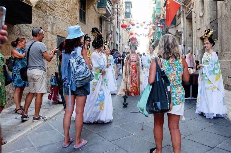 圖為花燈點(diǎn)亮儀式現(xiàn)場。 馬耳他中國文化中心供圖