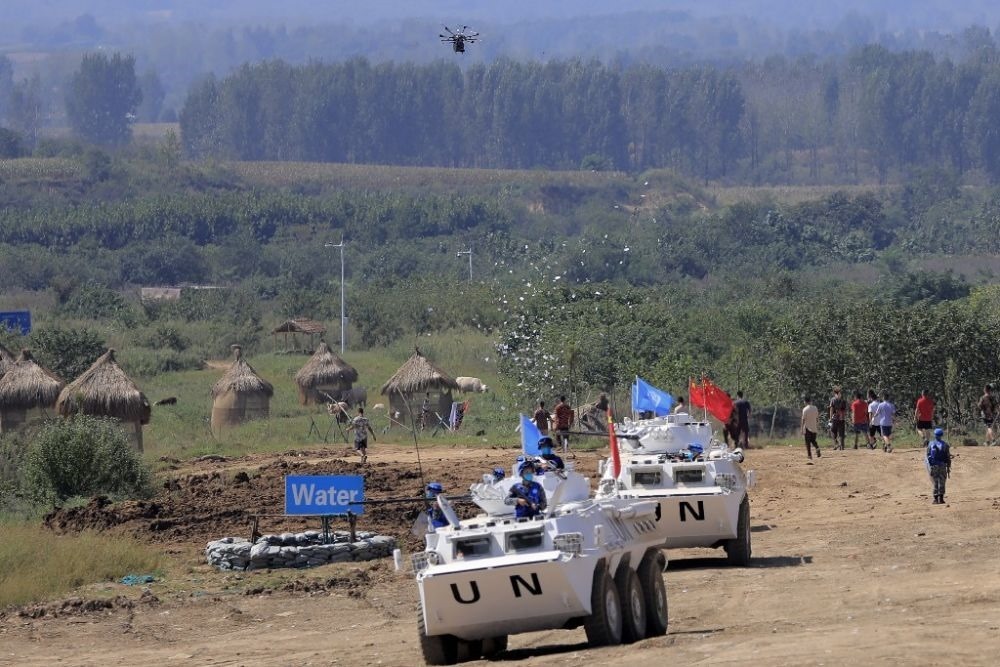 ↑2021年9月15日，在“共同命運-2021”國際維和實兵演習綜合演練中，維和分隊采用無人機拋撒傳單宣傳和平理念。新華社記者 劉芳 攝